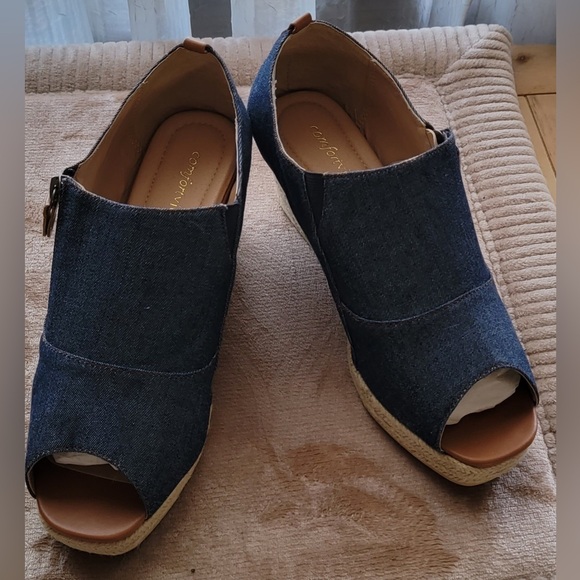 #158 Comfort view- Denim pep toe, side zip wedges, sz. 9.5 WW - Picture 2 of 7
